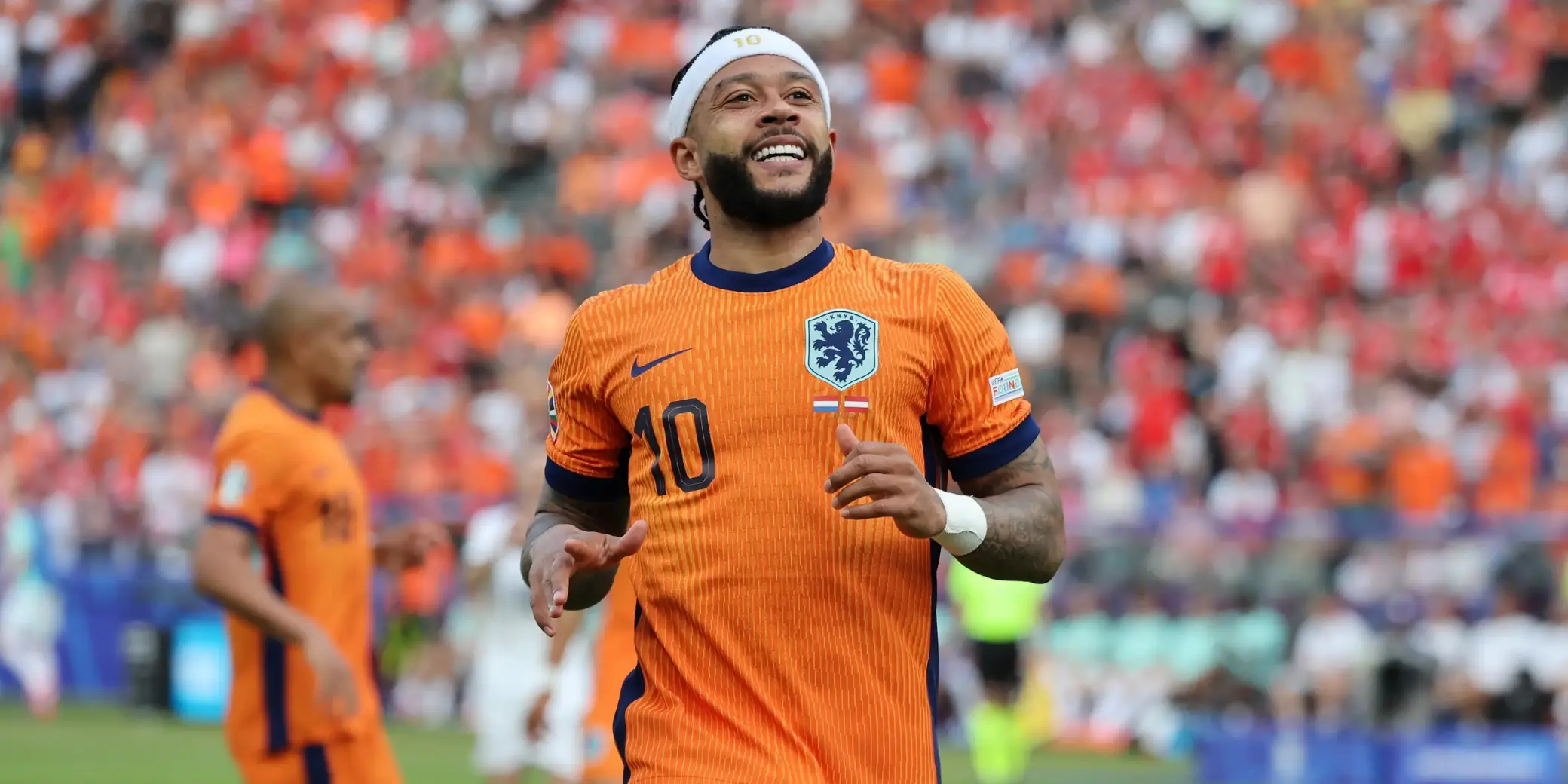 Memphis Depay sorri em campo com a camisa alaranjada da Seleção Holandesa durante a Copa do Mundo 2026