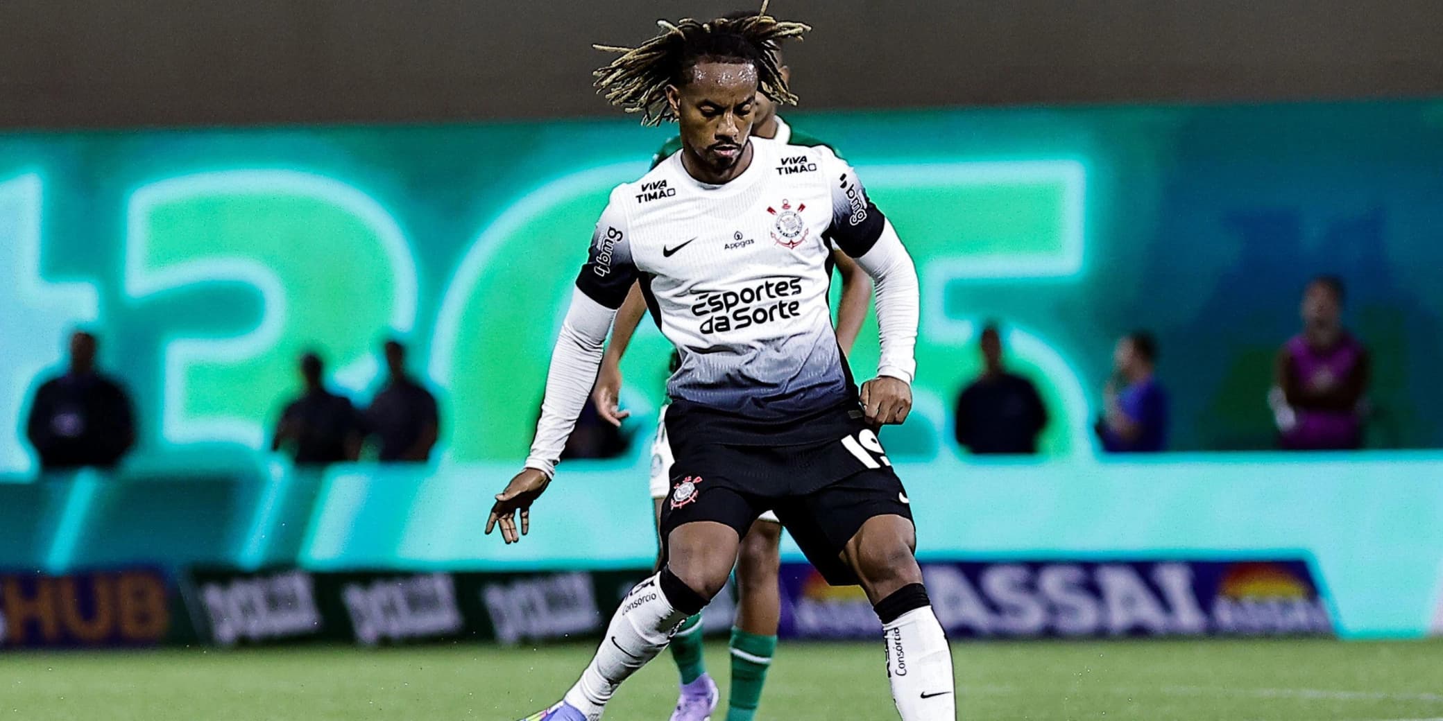 Carrillo volta hoje ao Corinthians e entra na mira de Diniz para o segundo semestre