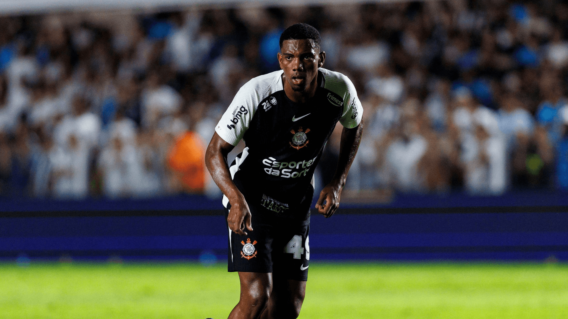 André Luiz, do Corinthians, em ação durante a partida do Brasileirão Betano 2025 entre Santos e Corinthians, na Vila Belmiro, no dia 15 de outubro de 2025, em Santos, Brasil.