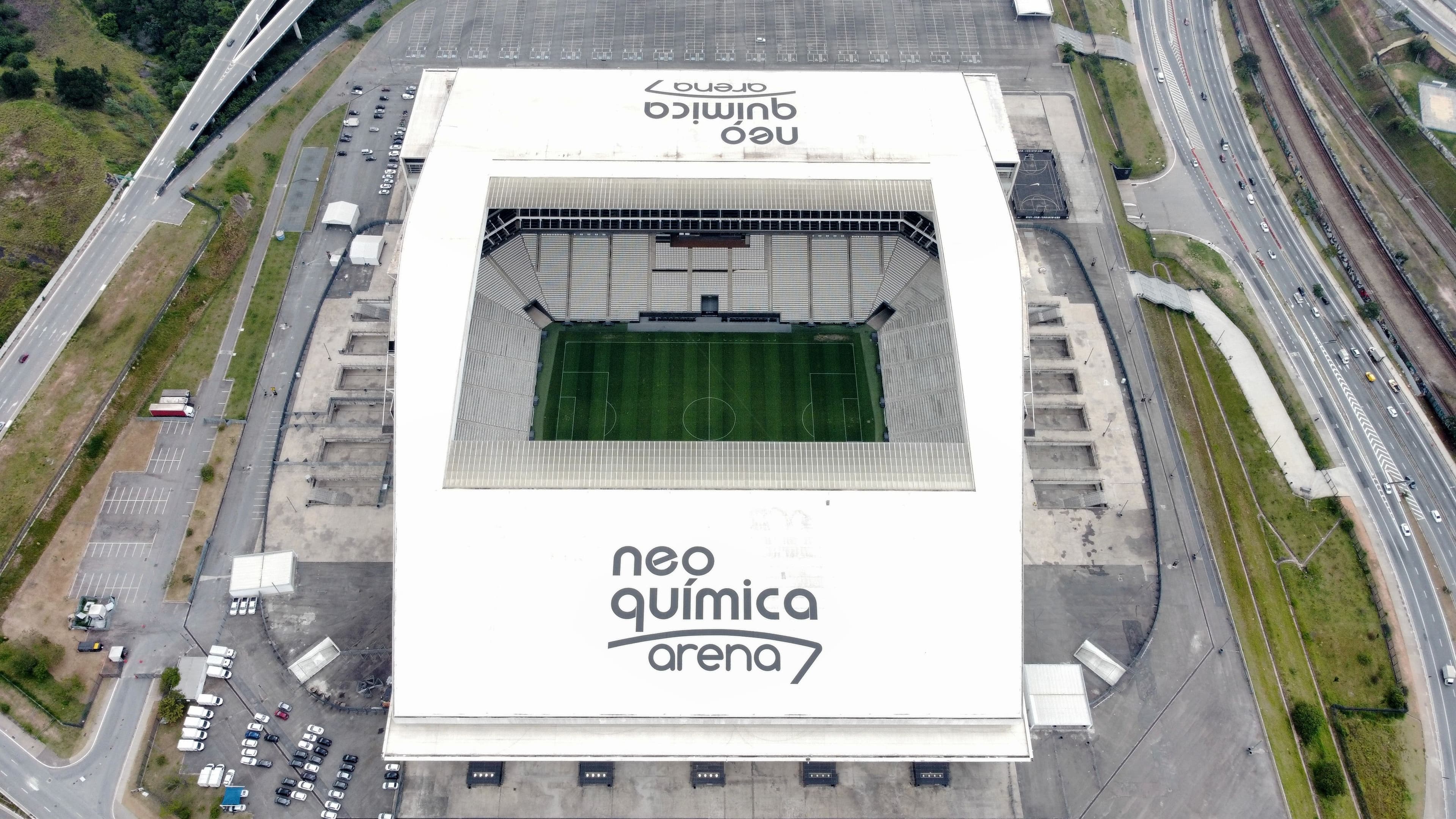 Vista aérea em ângulo alto da Arena Neo Química, um estádio popular em São Paulo, Brasil.