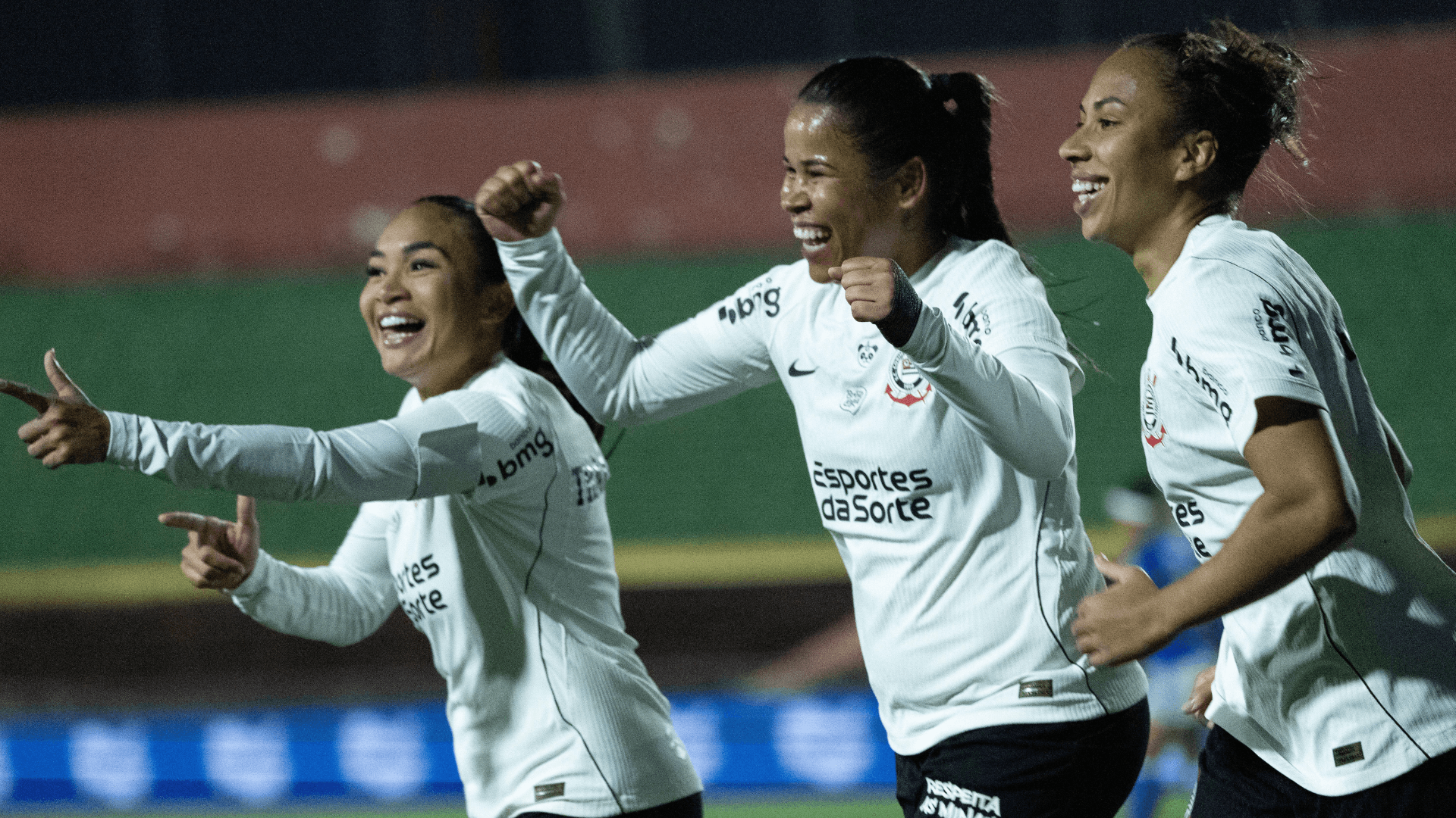 Thaís Ferreira e jogadoras do Corinthians comemoram o gol marcado na partida - Corinthians x Cruzeiro - Estádio Canindé.