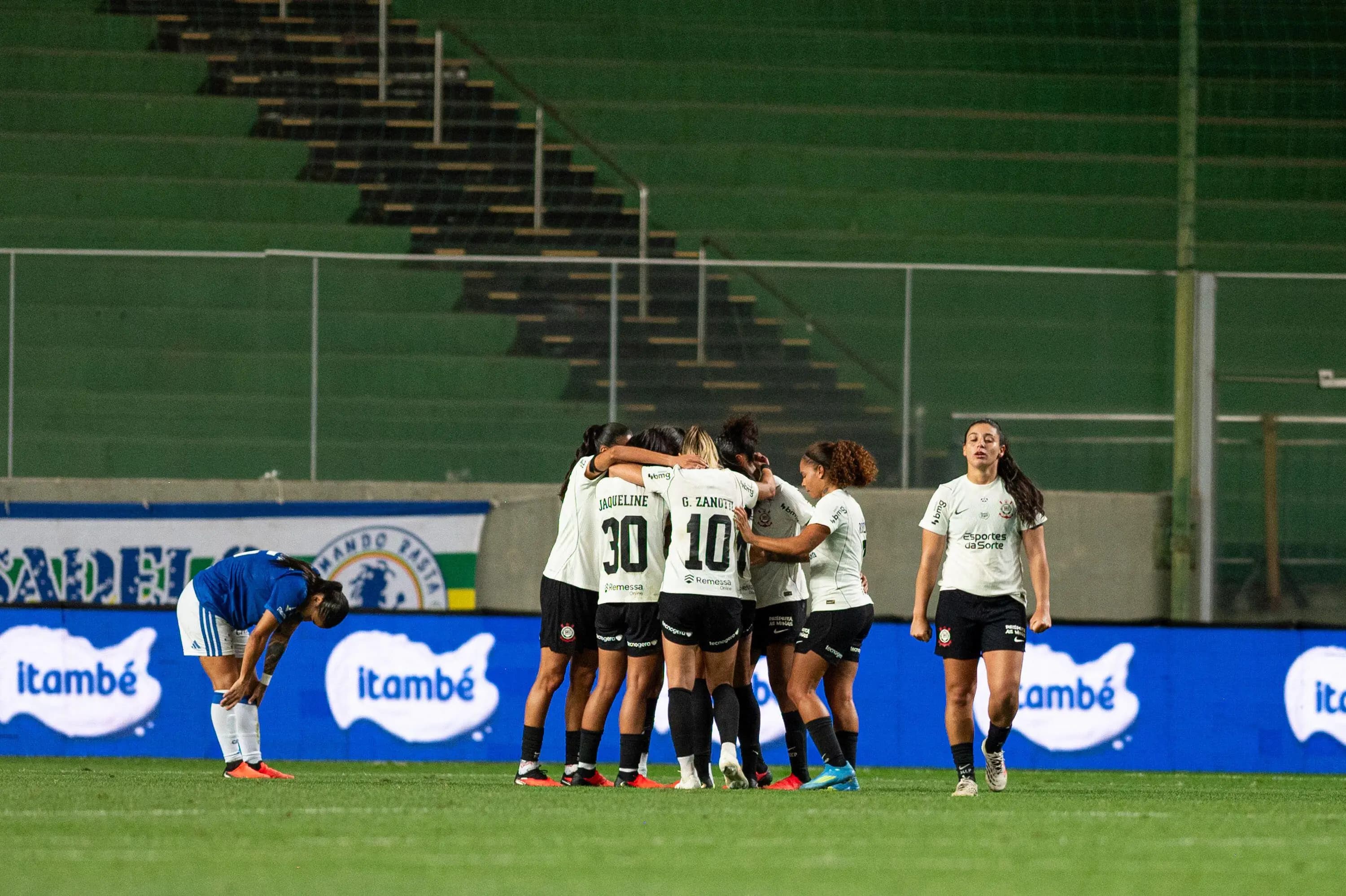 Vic Albuquerque, jogadora do Corinthians, comemora seu gol durante a partida contra o Cruzeiro, no estádio Independência, pelo Campeonato Brasileiro Feminino de 2026.