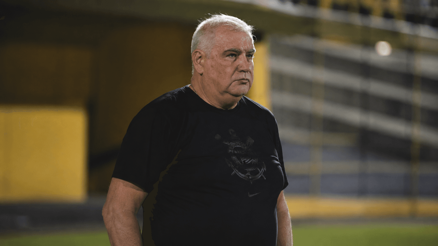 Rubão, ex-diretor de futebol e conselheiro vitalício do Corinthians, aparece com expressão séria à beira do campo. Ele responde a um processo ético-disciplinar na Comissão de Ética do clube, que pode resultar em seu desligamento.
