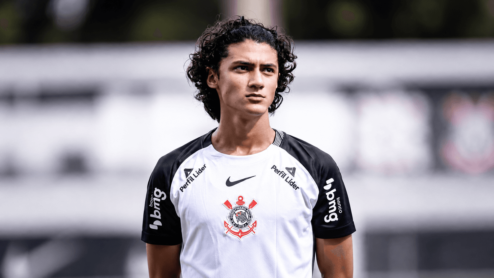 Iago Machado, jogador de 17 anos da base do Corinthians, em destaque após sua estreia profissional contra o Flamengo no Maracanã.