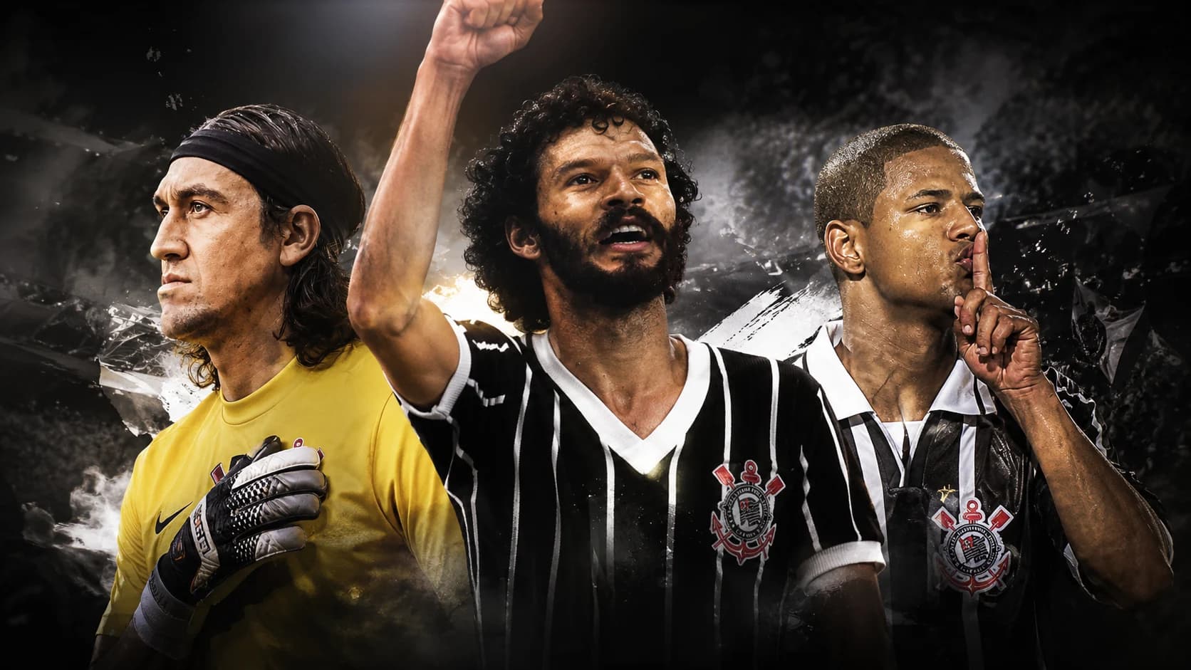 Montagem com três ídolos do Corinthians em destaque: o goleiro Cássio à esquerda, Sócrates ao centro com o braço erguido e Marcelinho Carioca à direita fazendo gesto de silêncio, em cenário escuro de estádio com fumaça e elementos em preto e branco.