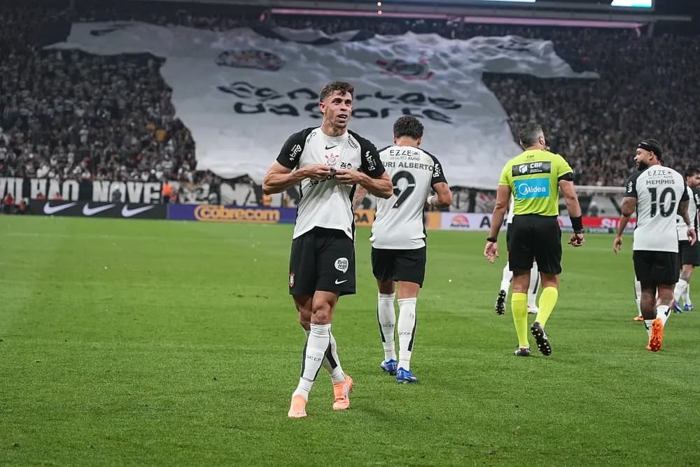 Gabriel Paulista, do Corinthians, comemora após marcar o primeiro gol da equipe durante a partida entre Corinthians e Red Bull Bragantino durante a terceira rodada do Campeonato Brasileiro de Futebol de 2026, na Neo Quimica Arena, em São Paulo, Brasil, em 12 de fevereiro de 2026.