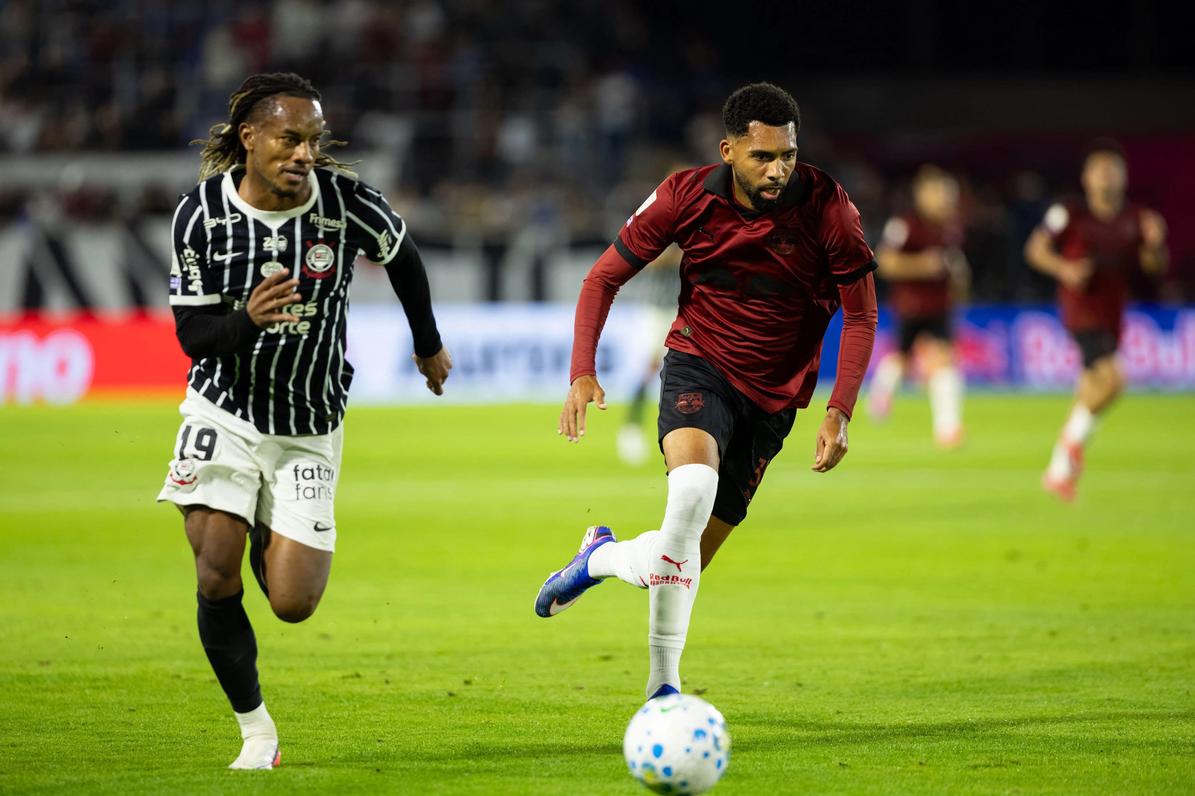 André Carrillo, jogador do Corinthians, em ação durante a partida contra o Bragantino no estádio Cícero de Souza Marques, pelo Campeonato Brasileiro 2026, em imagem relacionada aos melhores momentos de Bragantino x Corinthians.