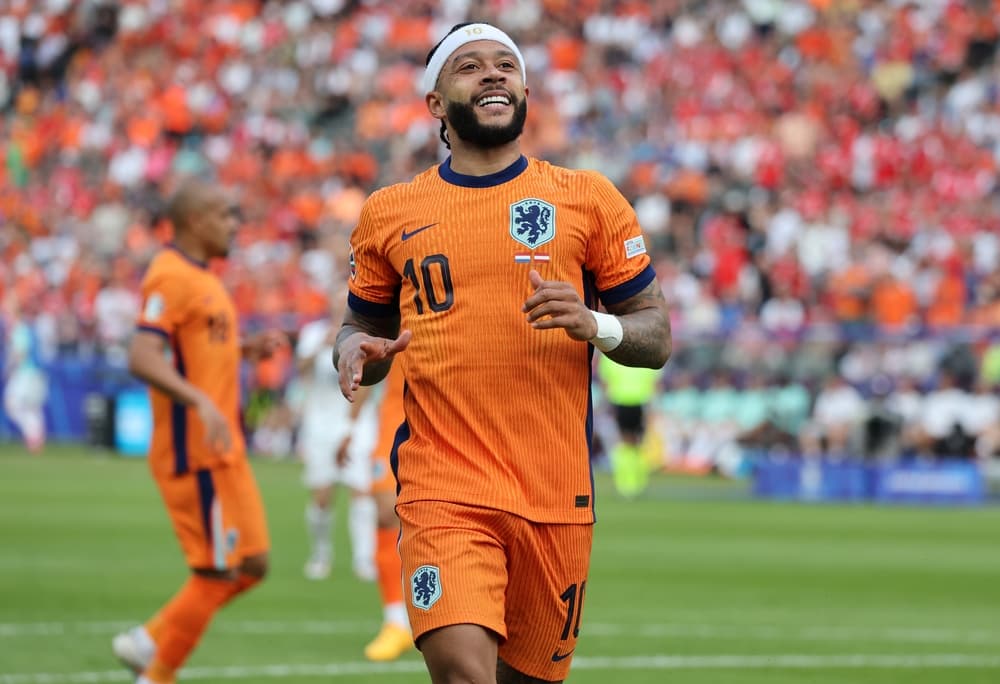 Sem propostas do exterior, Memphis Depay negocia redução salarial no Corinthians