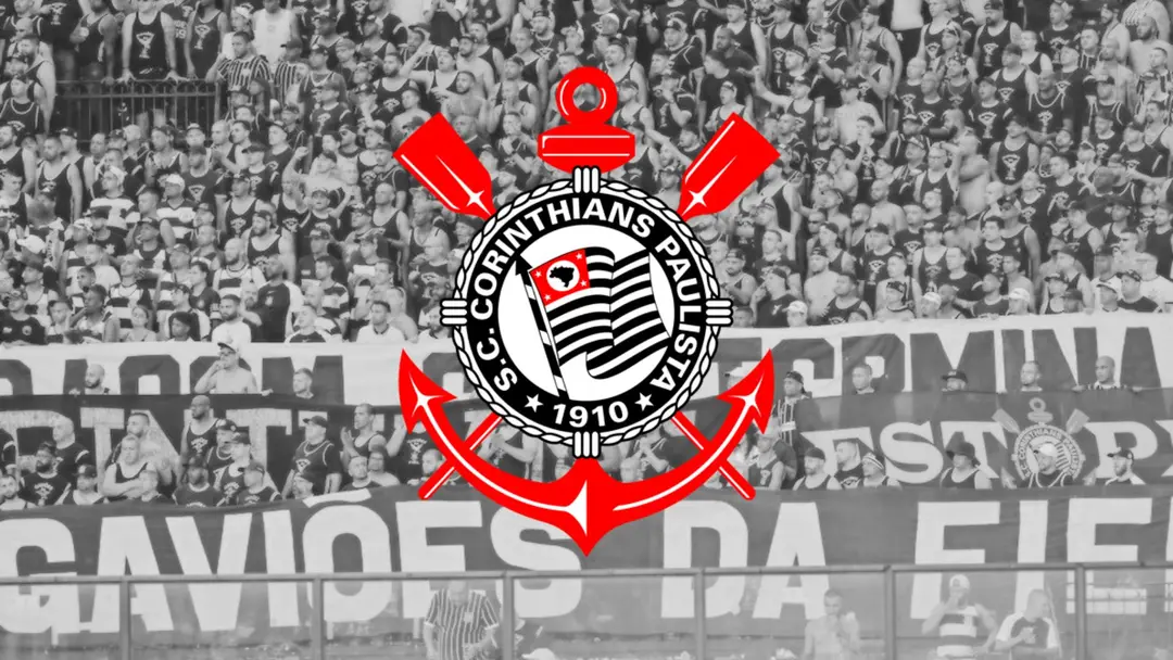 Banner da página de notícias do Corinthians, com o escudo do time em destaque com imagem de fundo em preto e branco da Fiel torcida.