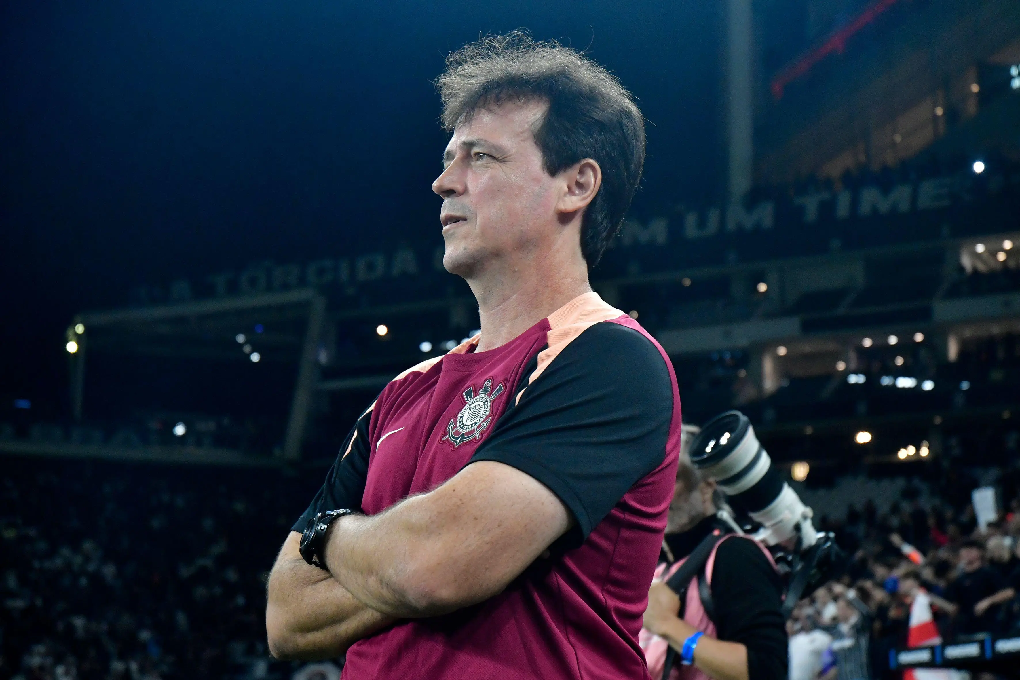 Fernando Diniz, do Corinthians, durante a partida entre Corinthians e Santa Fé (COL), válida pela segunda rodada da fase de grupos da Libertadores 2026, realizada na Neo Química Arena, em São Paulo.