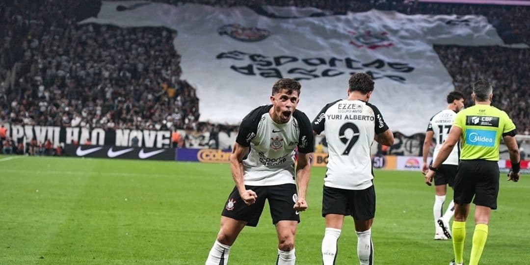 Gabriel Paulista, do Corinthians, comemora após marcar o primeiro gol da equipe durante a partida entre Corinthians e Red Bull Bragantino durante a terceira rodada do Campeonato Brasileiro de Futebol de 2026, na Neo Quimica Arena, em São Paulo, Brasil, em 12 de fevereiro de 2026.