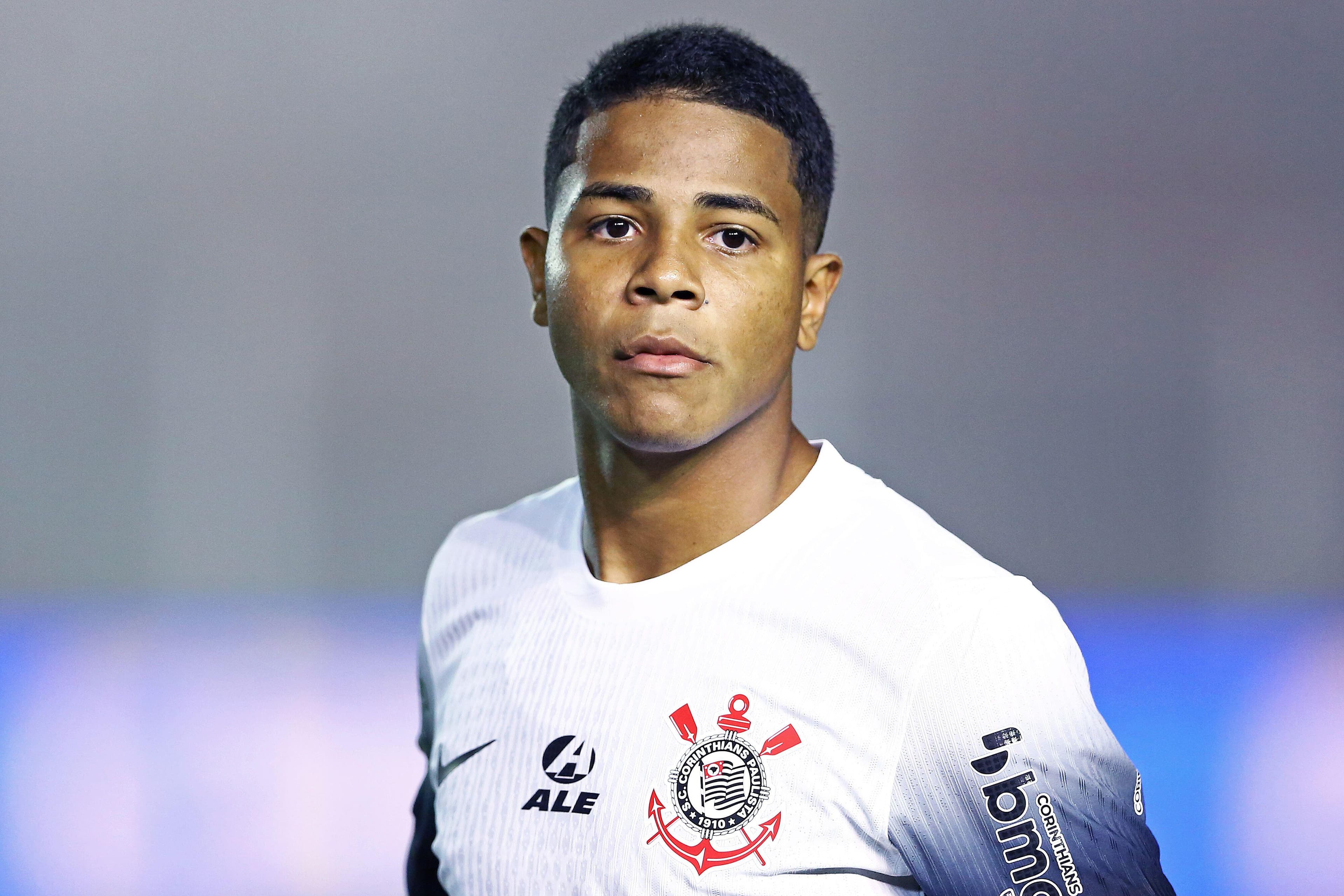 Wesley pode voltar ao Corinthians. O Al-Nassr sinalizou saída, mas o Cruzeiro está na frente. Entenda a disputa, os obstáculos e o que pesa a favor do Timão.